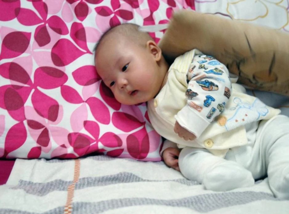 缺钙宝宝睡觉容易出汗吗,夏天宝宝睡觉满头是汗是不是缺钙