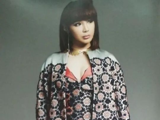 她曾比Lisa还火爆，却因服用“禁药”被*制抵**，如今宛如“充气人”