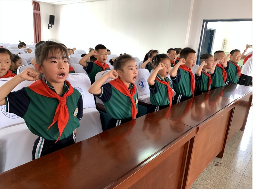 齐云路小学一年级入队仪式,凤泉区耿庄小学新队员入队仪式
