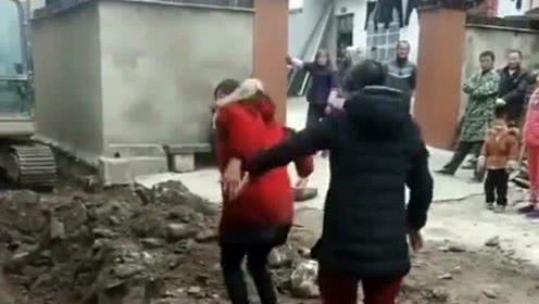 2013年,河北4岁男婴遭石头雨攻击,右手截肢奶奶怒骂:都是你害的