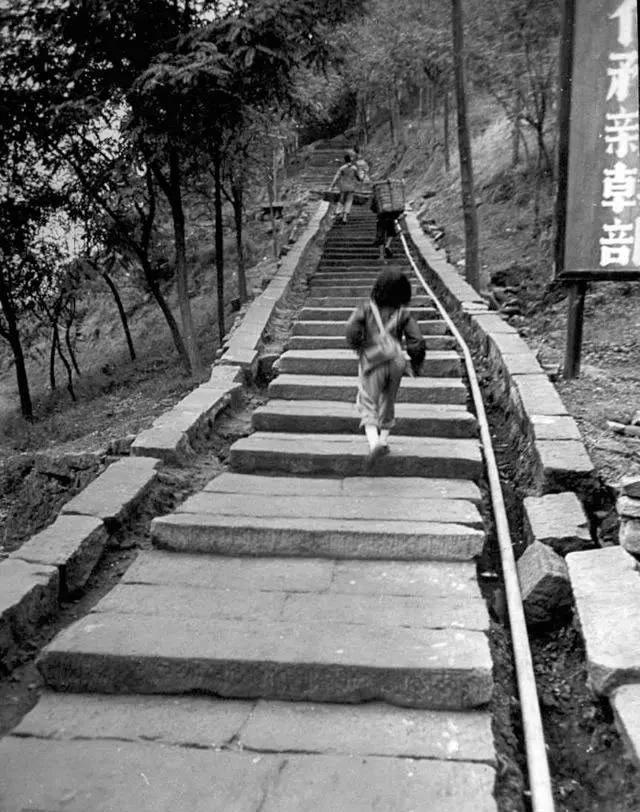 高清老照片：旗人格格大腿岔开豪放洗衣，地主三妻四妾不输女明星