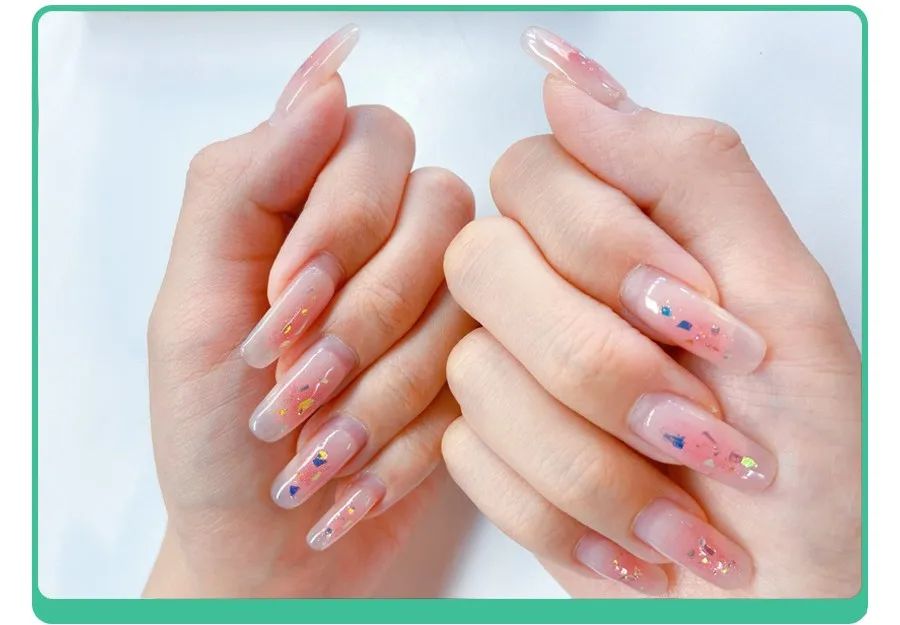 小孩指甲凹陷变黑有坑是什么原因,小孩指甲有白点和细纹是怎么回事