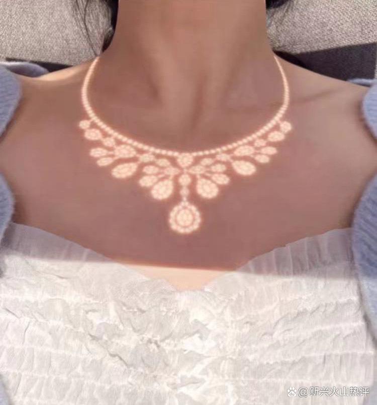 男子花费两天为女朋友做项链,男子耗时两天给女朋友做项链