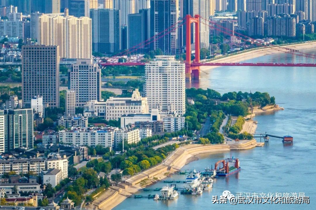 武汉人在江边,一个人在武汉江边