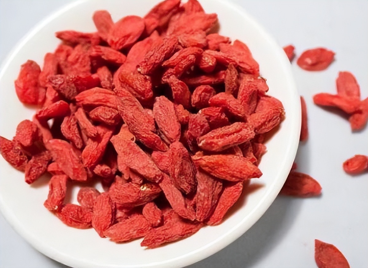 男人喝枸杞水能降血糖吗,长期用枸杞泡水喝是养肾还是伤肾