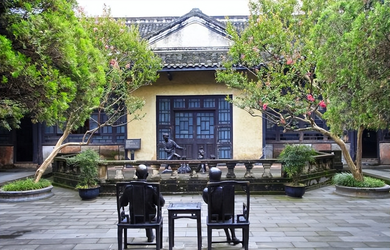 农村自建房庭院门前种什么果树好,东北地区庭院里门前适合种什么树