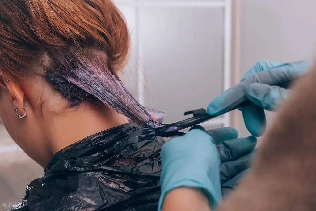 头发在家染色不均匀怎么补救,蓝黑色头发染出来颜色不均匀