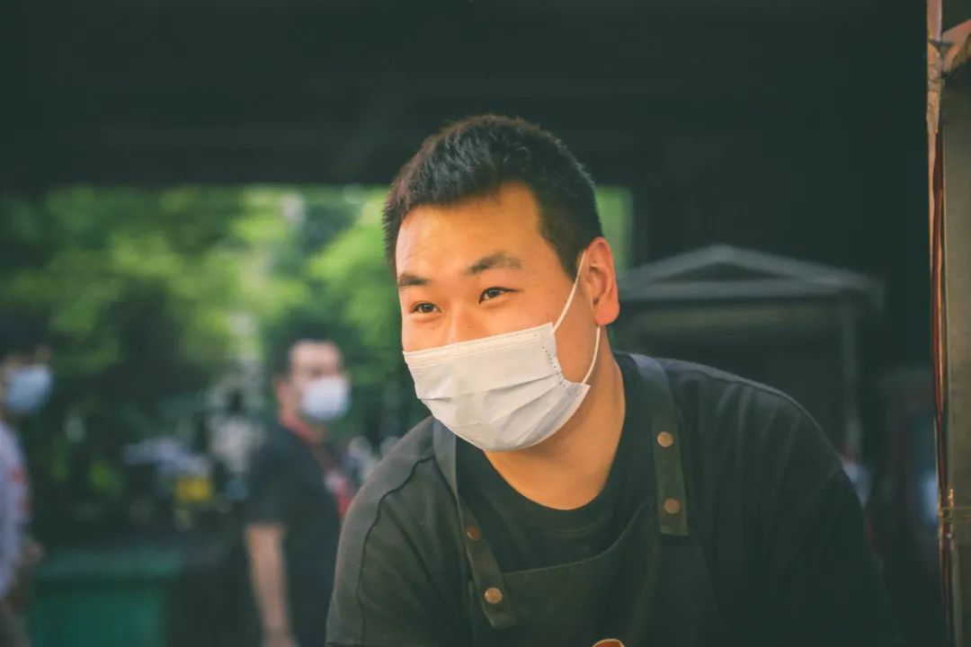 武汉90后小伙变身卖煎饼，夜市摆摊2年买房开奔驰