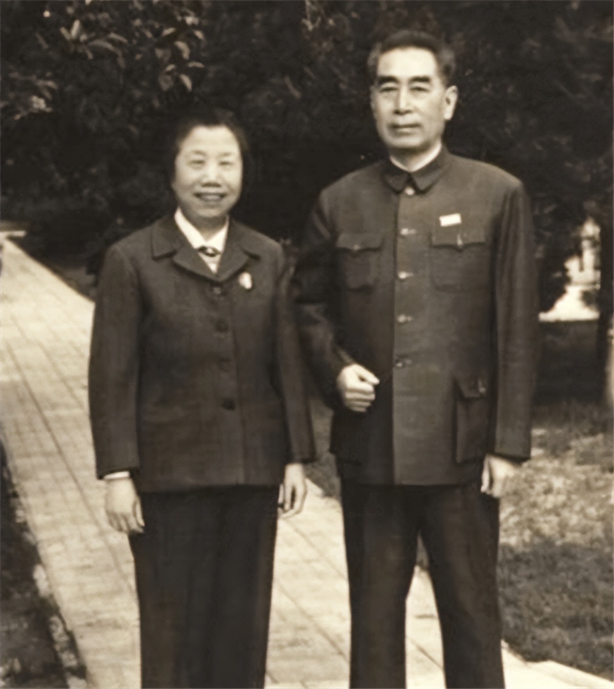 周恩来情定*颖超邓**，一生一世一双人，提起初恋张若名：她只是朋友