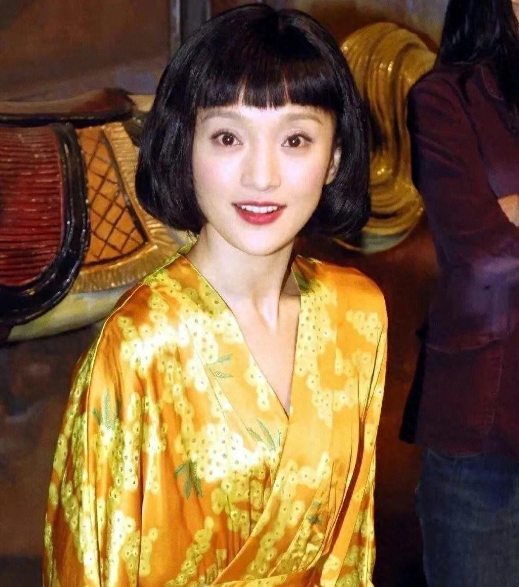 “小丑手”太减分了，这8位女星个个貌美如花，却被手拖后腿