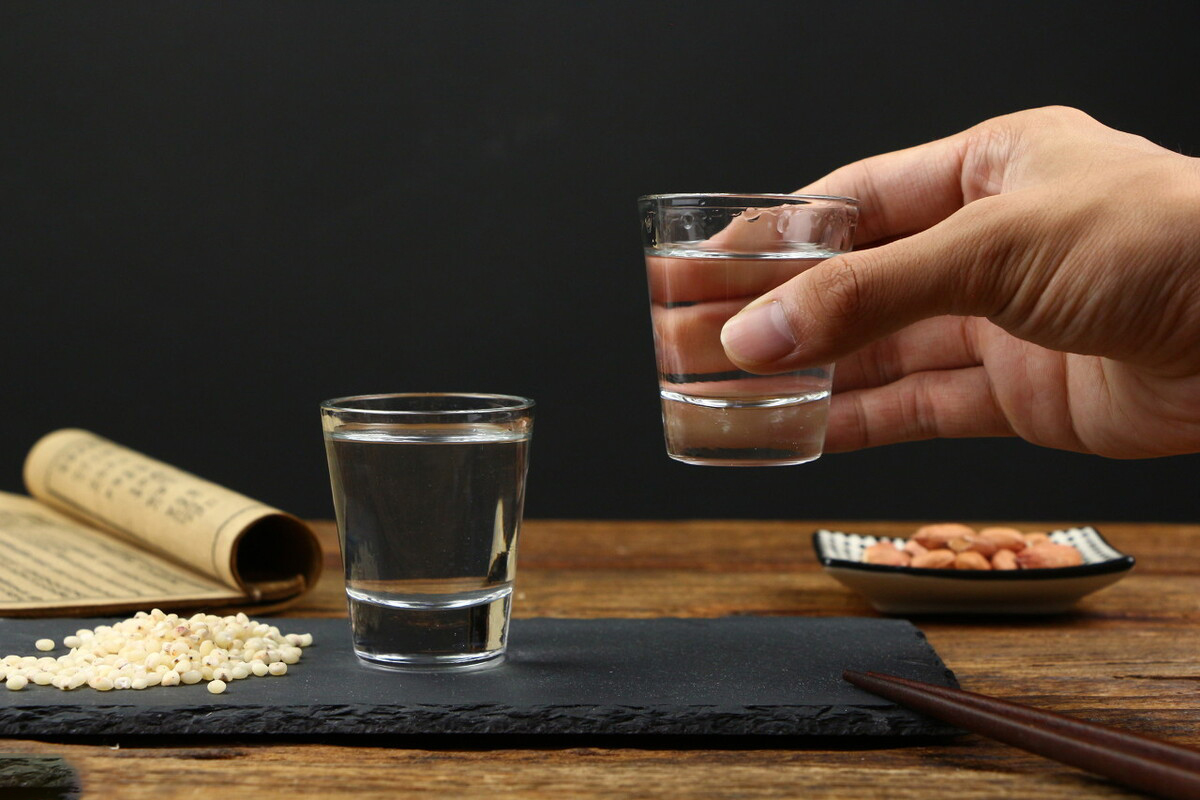 江小白为啥跌下神坛,曾红极一时的江小白为何跌落神坛