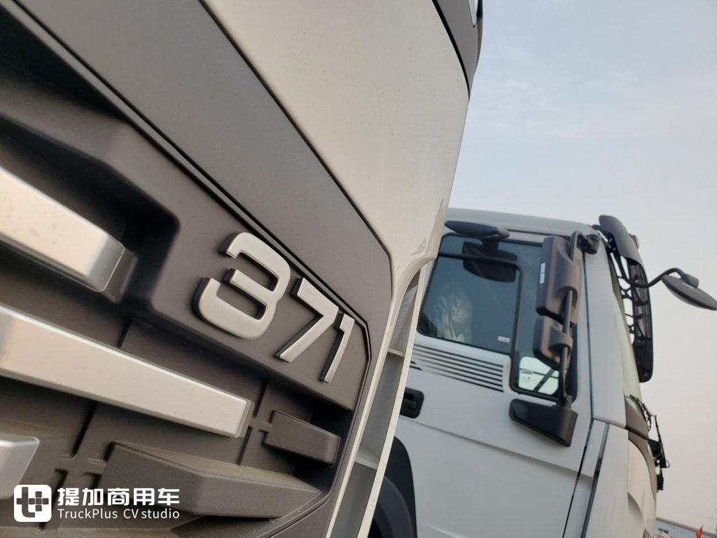 重汽成商造豪沃v7-x新能源车亮相,外国人买中国卡车