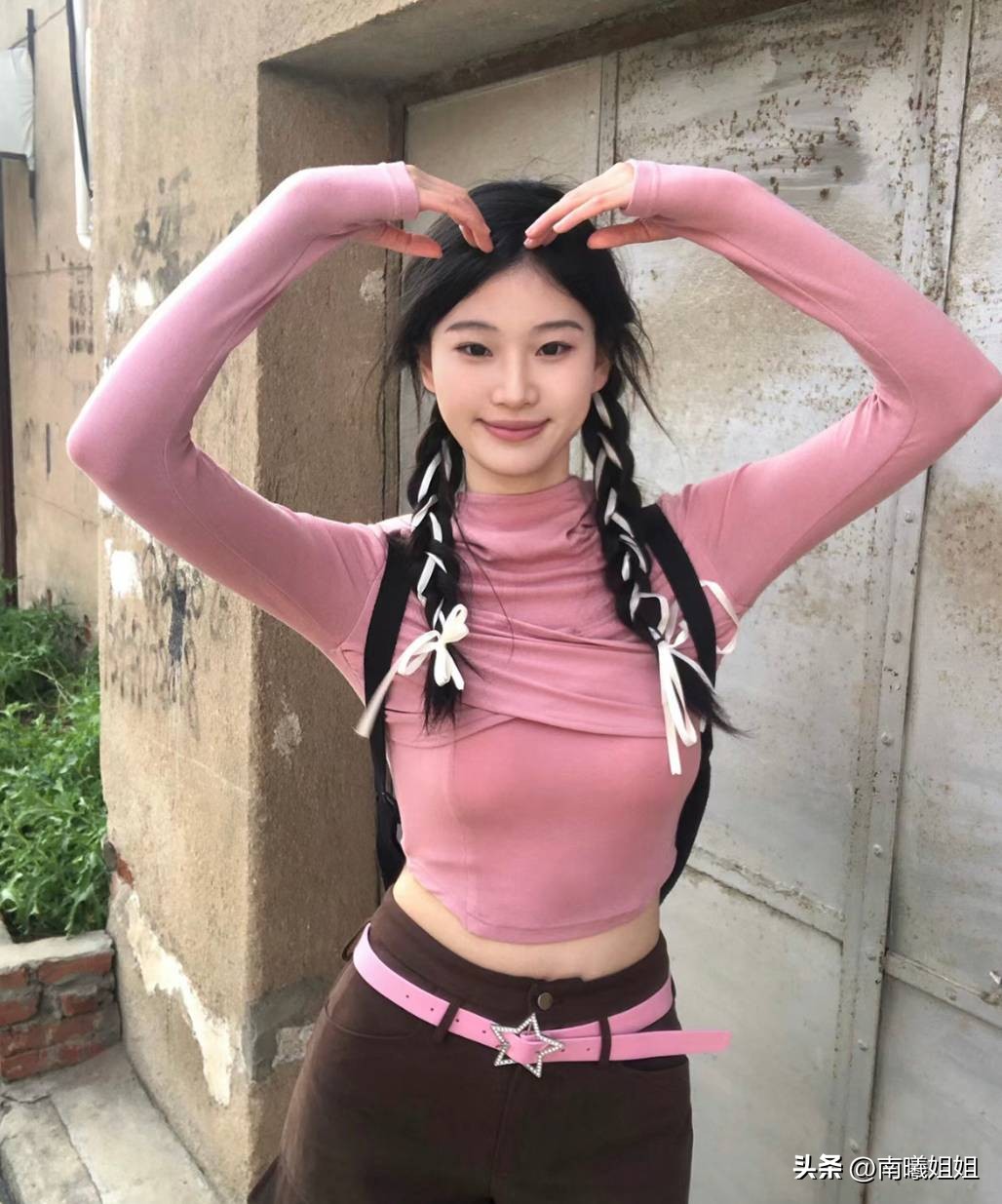 怎么扎丸子头显脸小编发,盘起来的编发显脸小丸子头