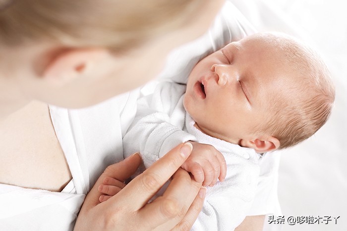 宝宝吃两口奶就睡觉需要叫醒吗,两小时喂一次奶宝宝睡着了怎么办