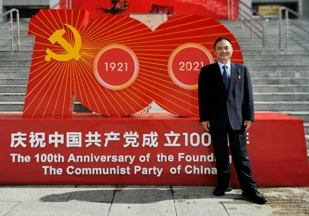 什么掌声送给社会人,把掌声送给藏族人民