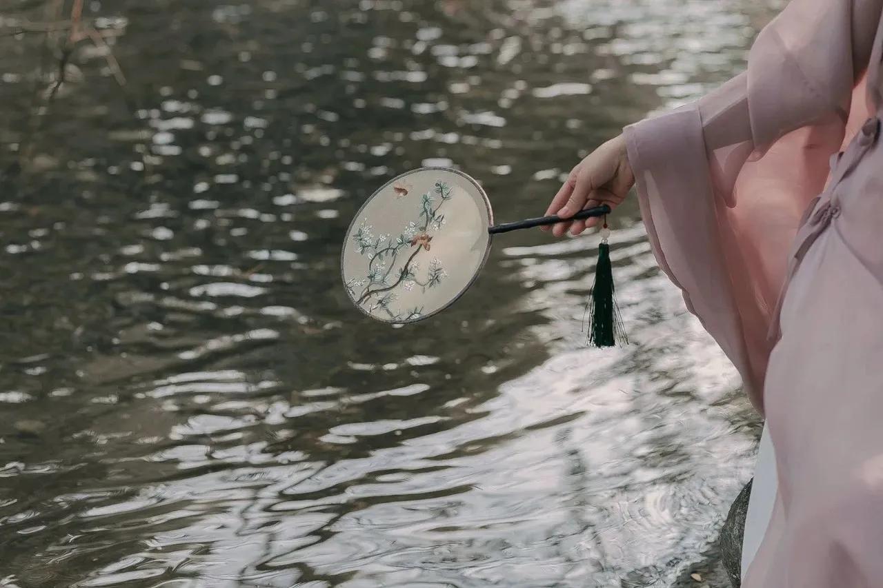 踏青看梨花的诗句,春游赏桃花七律诗