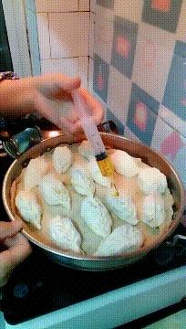 “是小蛇出了轨，还是青蛙劈了腿？”这是现实版的美杜莎？哈哈