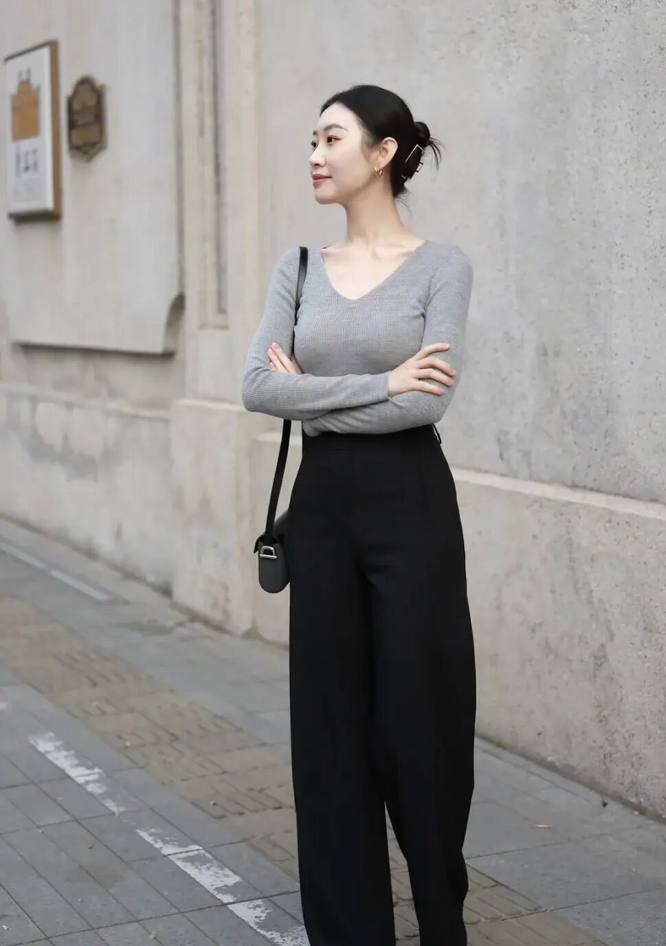 别再穿一身黑试试这几个配色,黑色上衣和灰色裤子穿搭的高级感