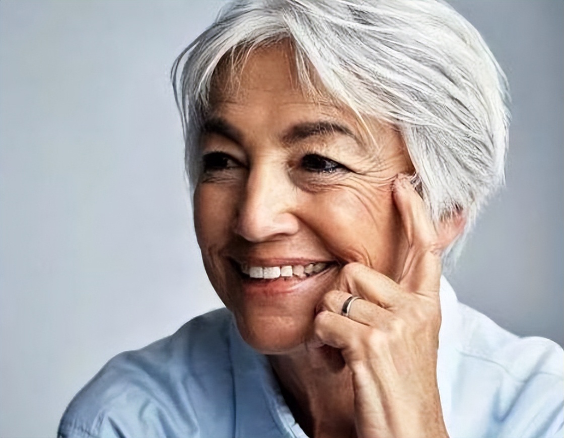 人体缺少什么营养会导致白发,缺乏哪种维生素会导致白发问题