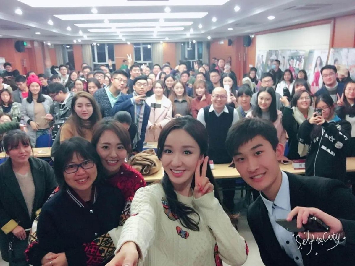 娄艺潇陈赫参加最佳损友,娄艺潇陈赫同台演唱会