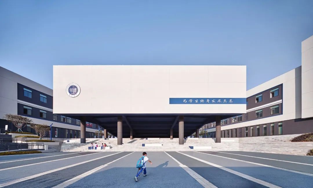 九年一贯制学校设计,阶梯式学校效果图