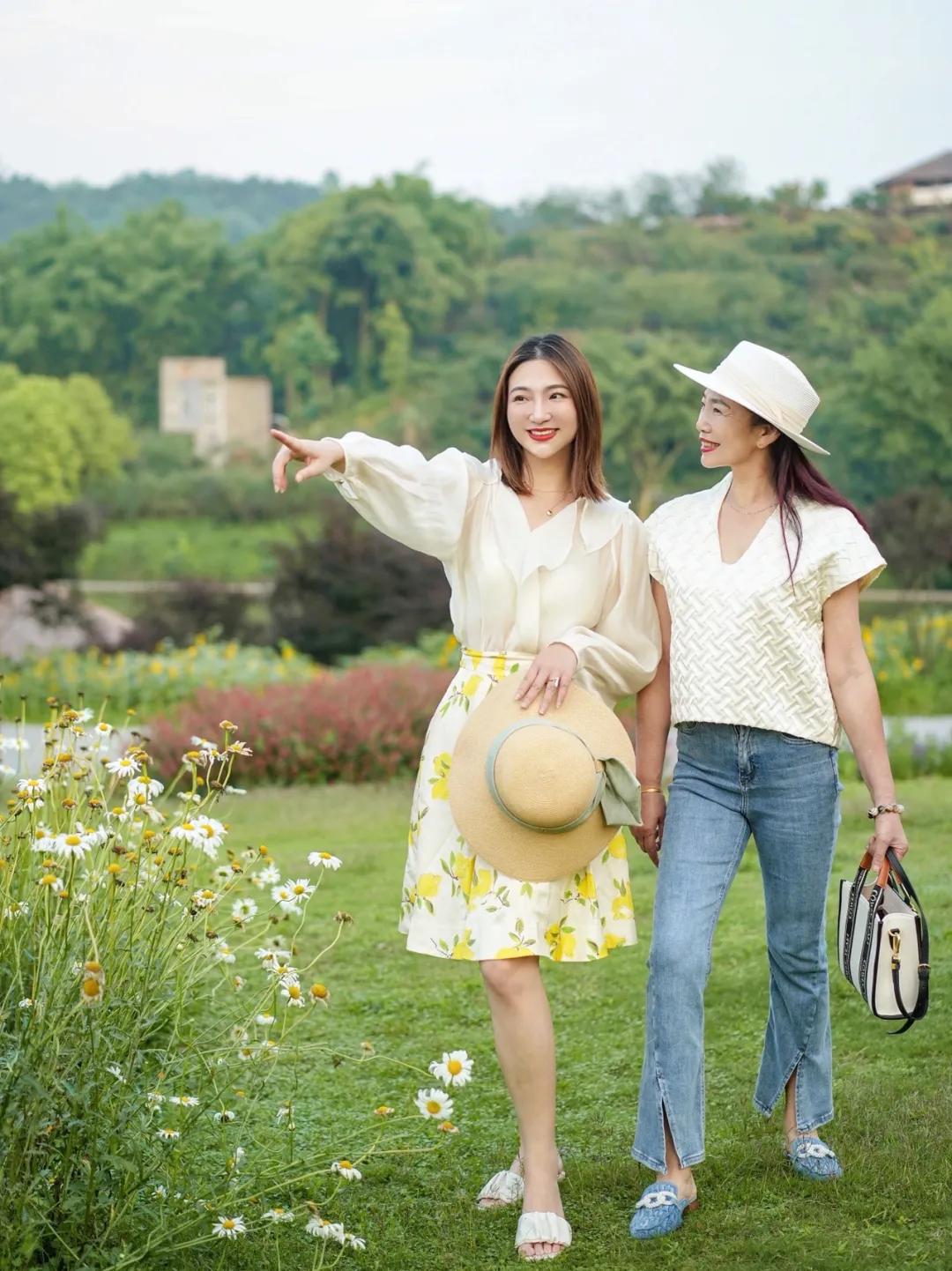 五六十岁女人，尽量不要穿太花哨、太紧身，土气廉价，这么穿才对