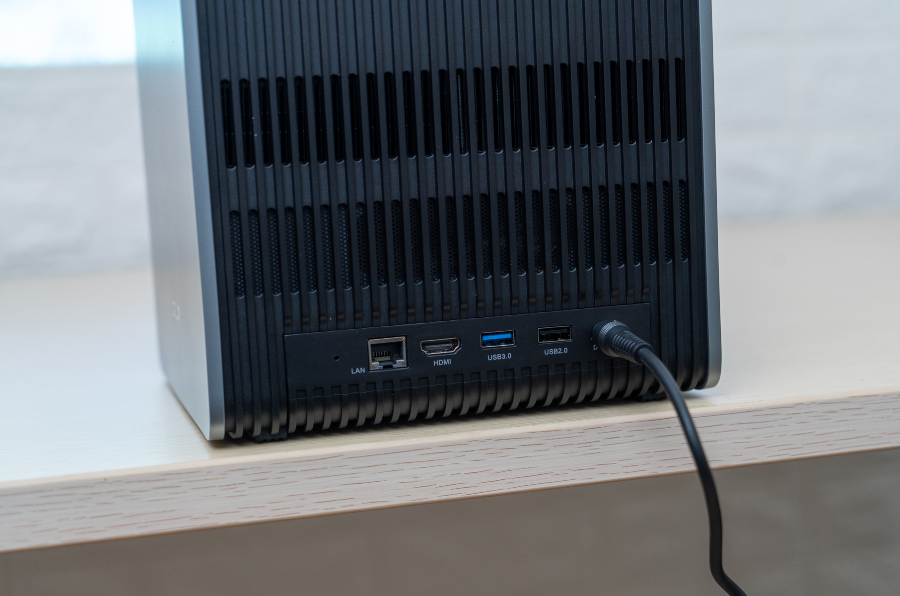 会议投影仪设备开机,会议智能投影机测评