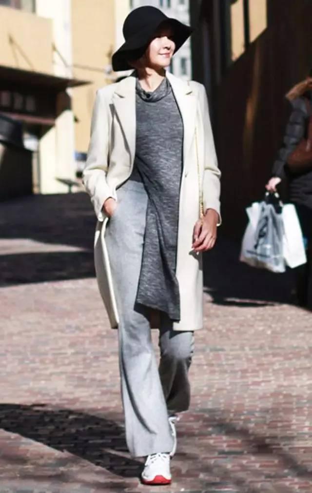 李艾穿蓝色衣服,李艾和老公甜蜜现身机场