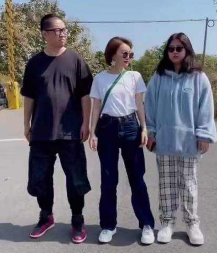 四川女人嫁香港一家四口,四川女孩嫁给香港的电影