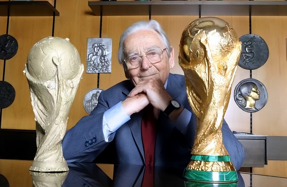 梅西的大力神杯还需要还回去吗,梅西捧回去的大力神杯是复制品吗