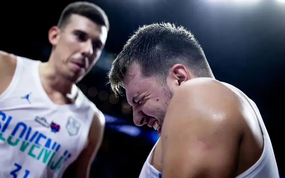 东契奇被打,东契奇因伤仅出战5分钟