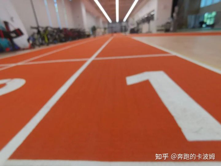 操场跑和路跑哪个更难,路跑好还是操场跑好
