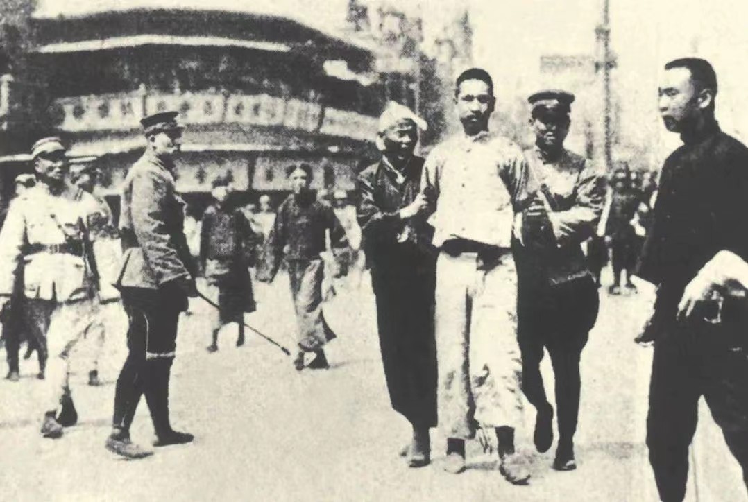 1990年，86岁的*小平邓**来到发妻墓前，对邓楠说：她比照片上更漂亮