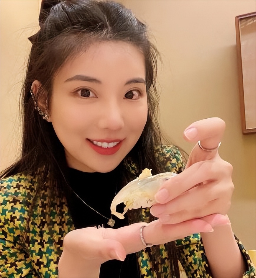 抖音90后网红富婆、日常养豹、出行包专机、到底是一种什么体验？