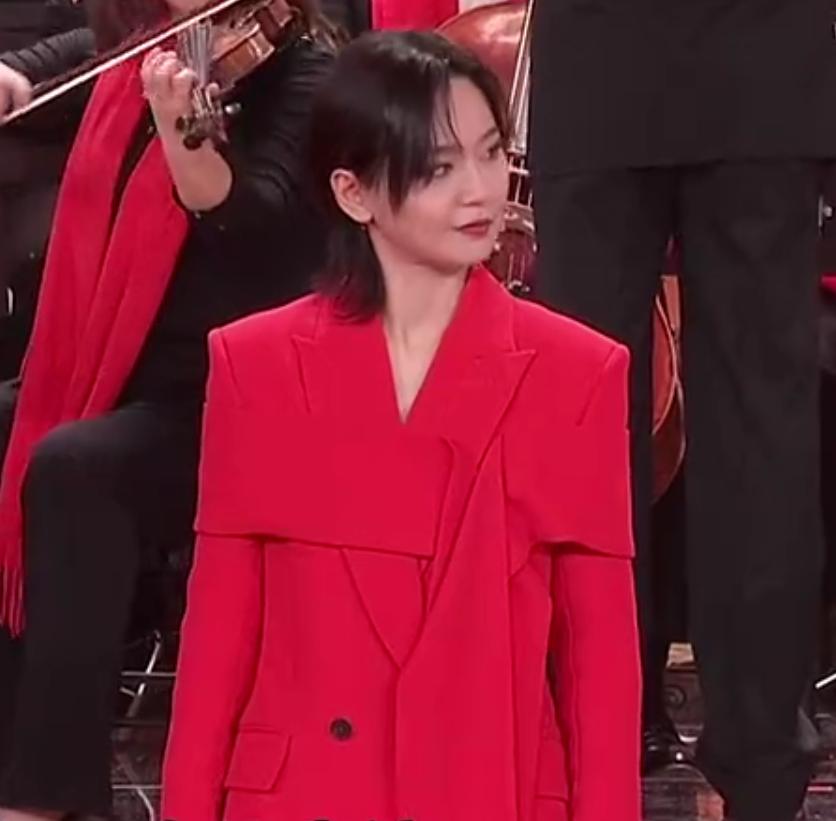 宋轶央视春晚公主半扎发,宋轶春晚服装