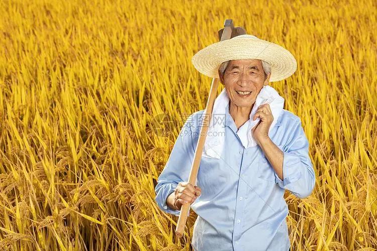 男子长了1000个鸡眼,58岁男性脚底长了一个包一碰就疼