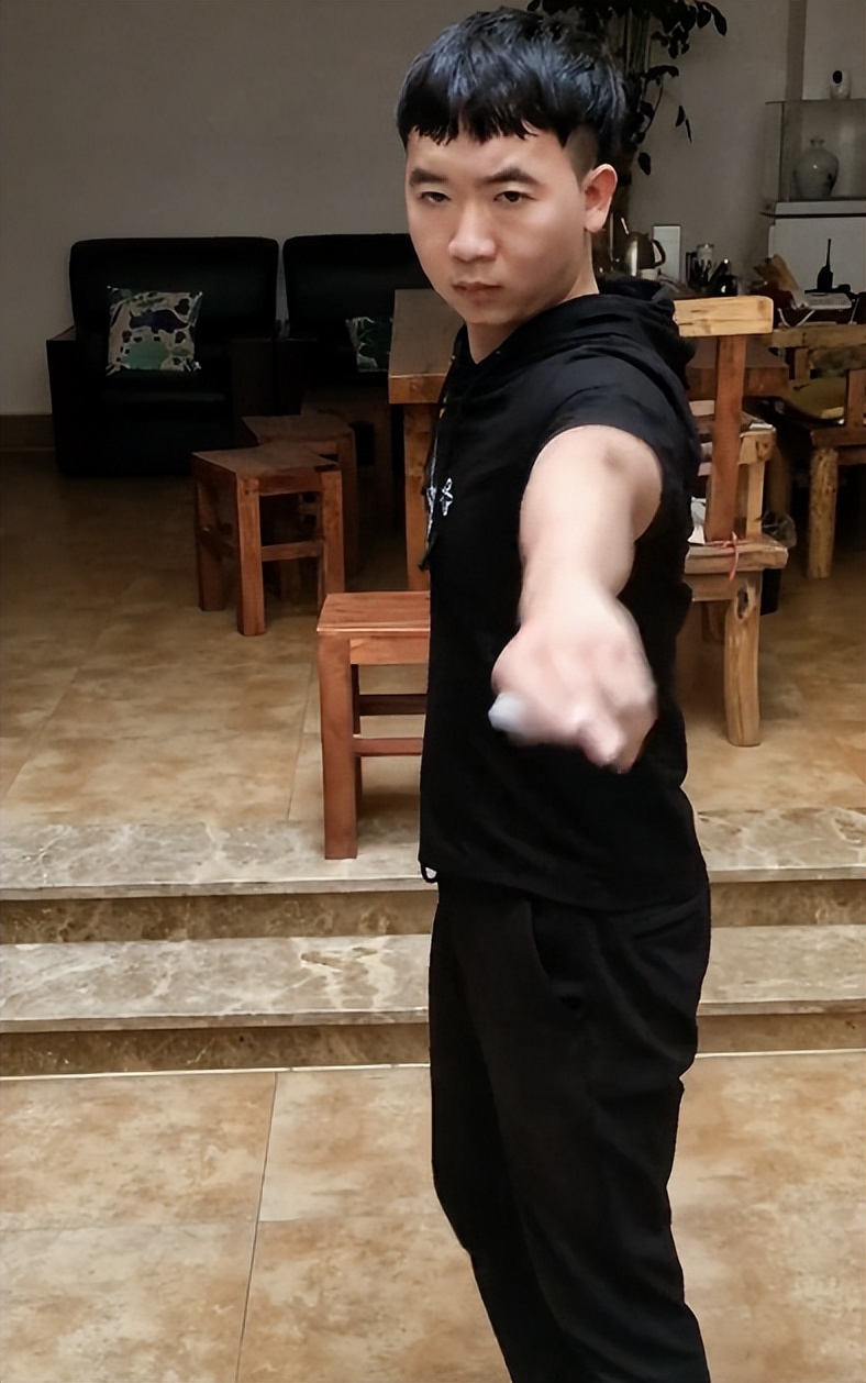 小伙模仿电影练成摘叶飞花,东方不败的飞花神功