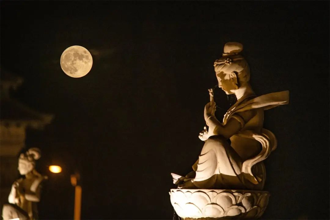 【美景敦煌】敦煌，一轮超级圆月悬挂夜空