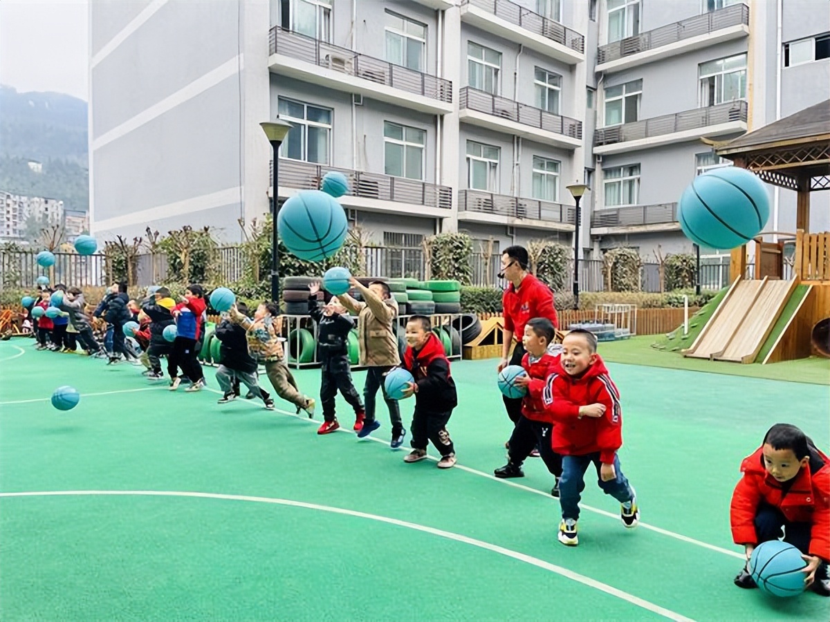 学前儿童球类游戏,社区联合幼儿园开展趣味游戏