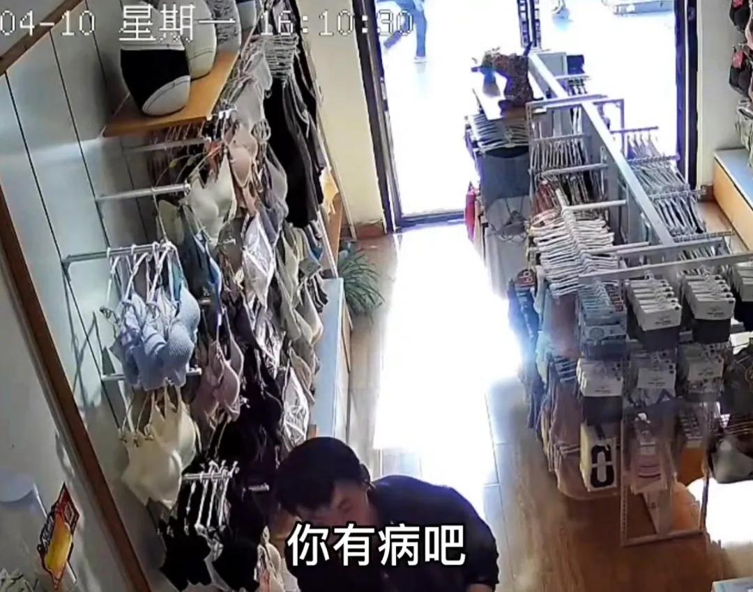 买文胸让女店员试穿被怼,买文胸让女店员试穿遭怼