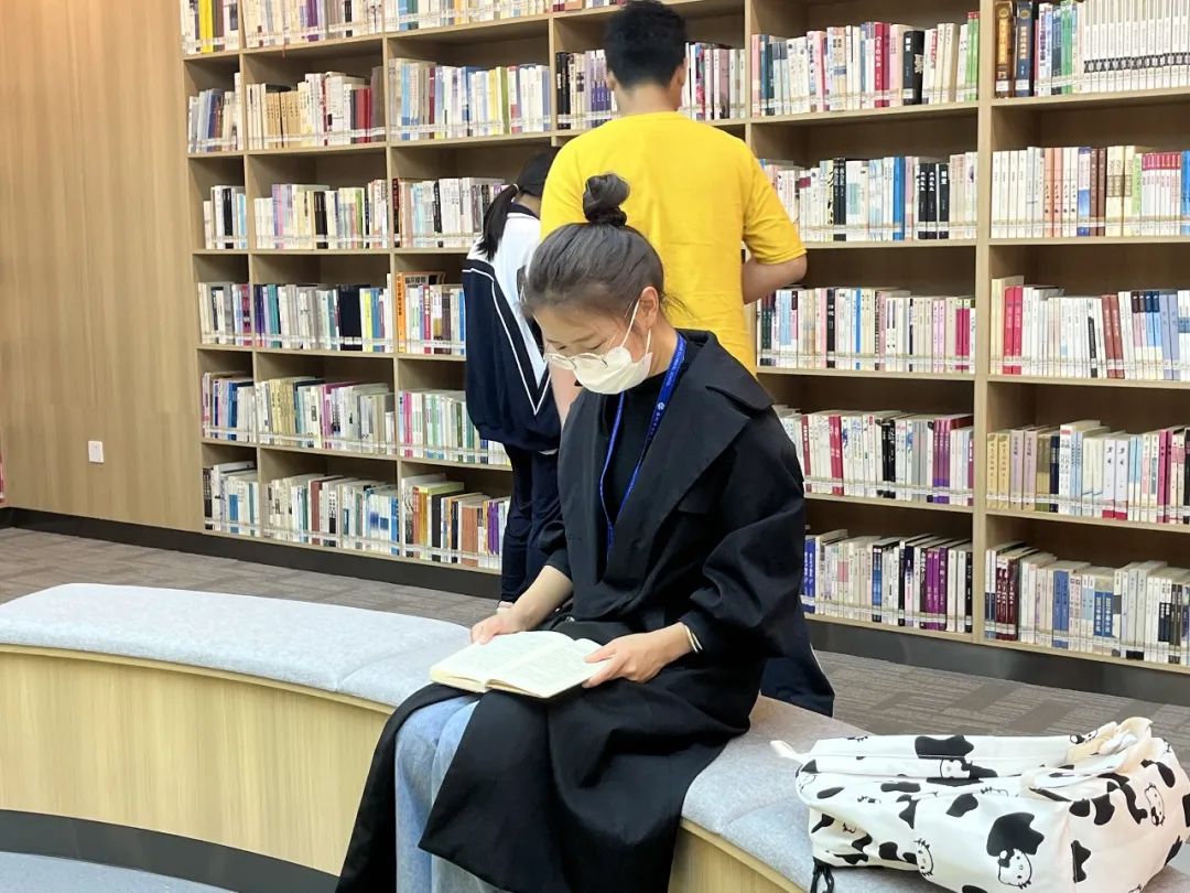 提升阅读能力，深圳市携创高级技工学校把语文阅读“搬”进图书馆