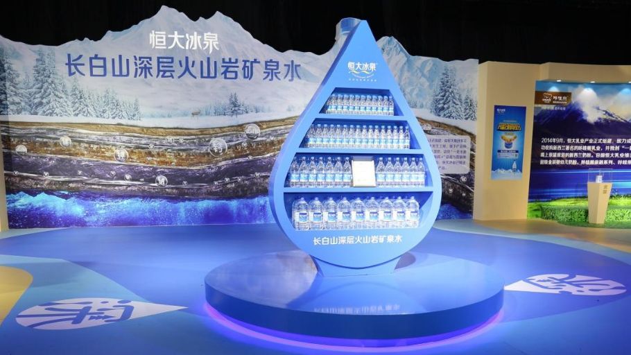 恒大冰泉瓶装水，花60亿打广告亏了40亿，无奈溃败离场