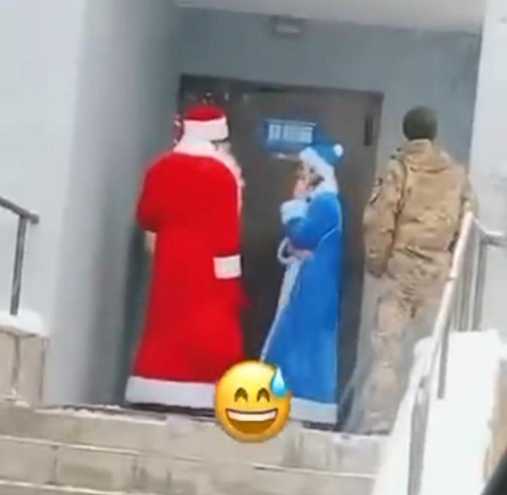 乌军征兵抓壮丁又出新招，假扮圣诞老人骗开门，强制发放征兵传票