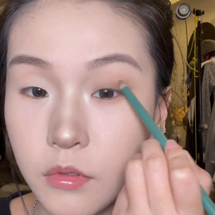 单眼皮倒钩眼妆,换换风格