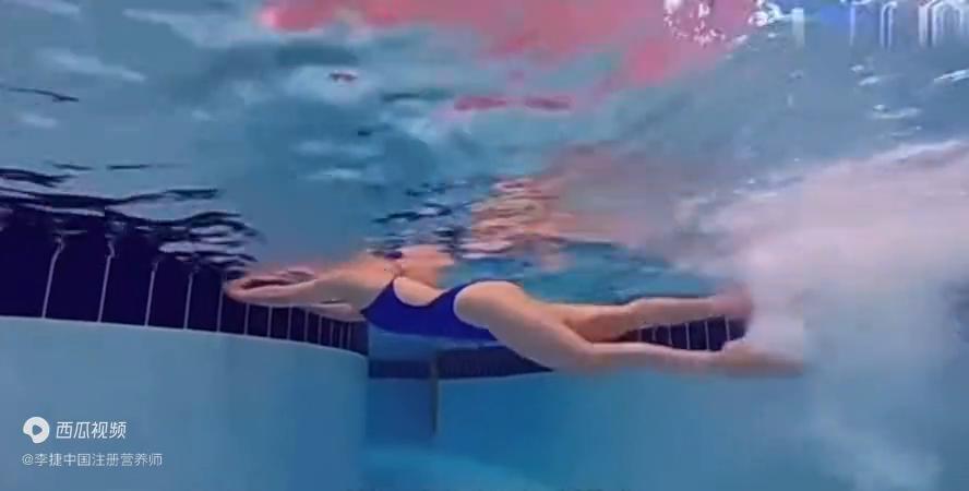 蝶泳腿的正确姿势慢动作,正确的蝶泳打腿方法