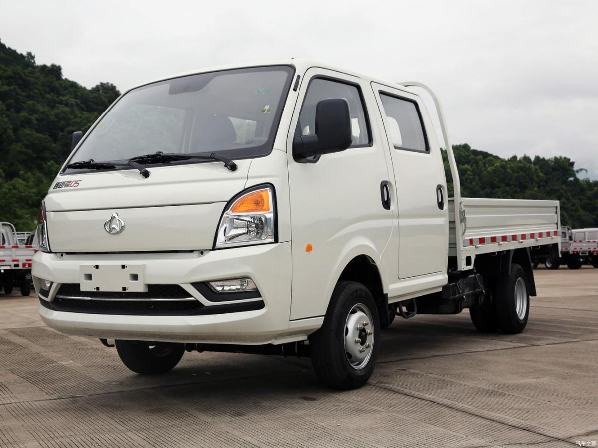 都是国产大牌出品，定位一致，五菱龙卡和跨越者D5怎么选？