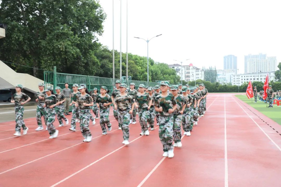 盐城市初级中学2023年“铁军国防训练营”闭营仪式隆重举行