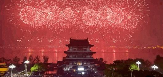 一场烟花登顶热搜！满城美食火成顶流，这座夏日小城太宝藏了！