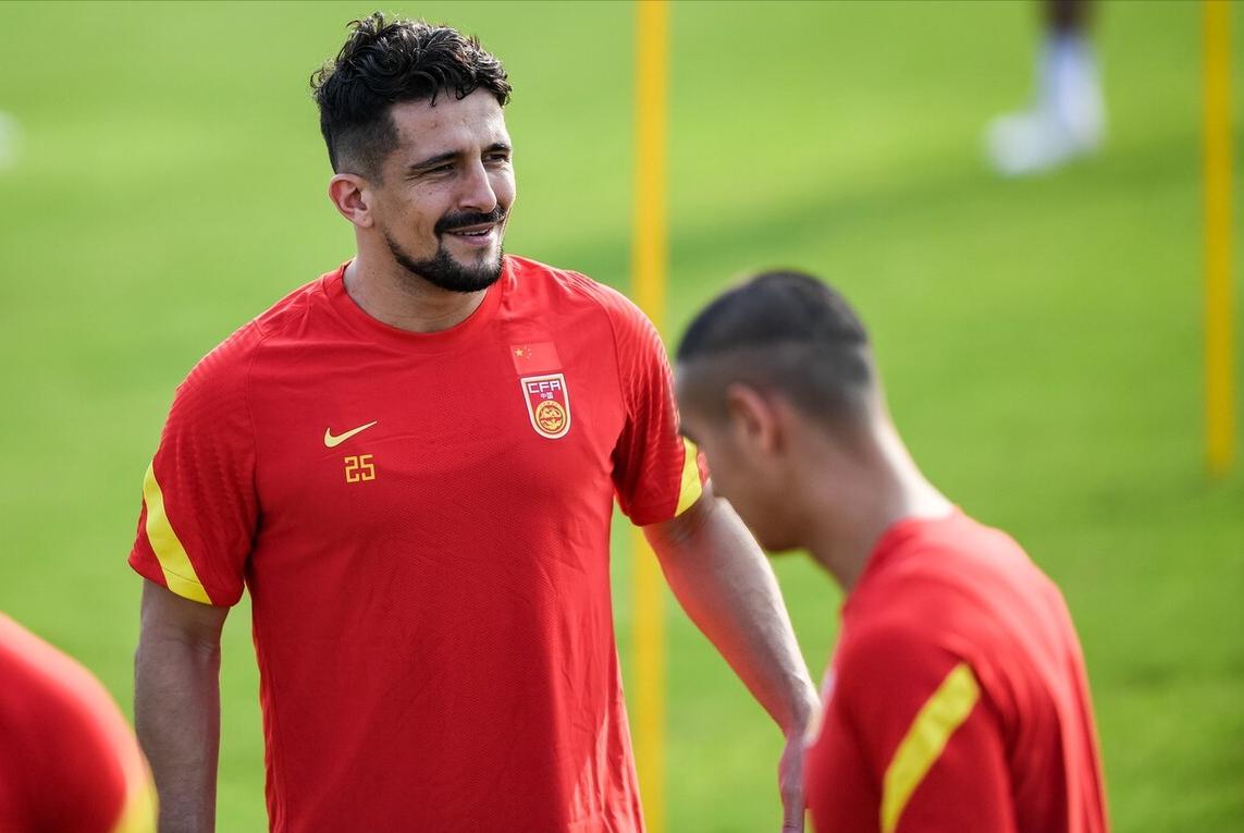 李铁放弃两人或再归化一人,李铁不让归化球员上场的原因