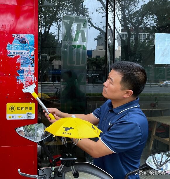 重拳整治牛皮癣我们一直在行动,干群齐心协力整治人居环境